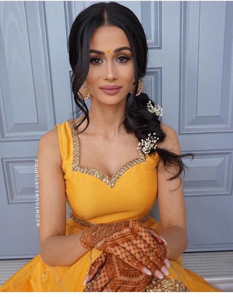 Yellow Mendhi Lengha, Hairstyles For Maiyan, Hairstyles For Punjabi Wedding, Jago Makeup Look, Punjabi Party Hairstyles, Punjabi Wedding Nails, Punjabi Maiyan Outfit, Yellow Dress Makeup Ideas Indian, Punjabi Jaggo Makeup