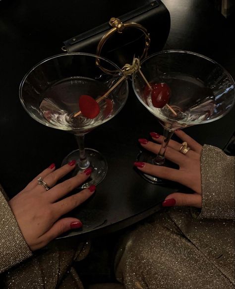 Martini Party, Cherry Wine, Batons Matte, Luxury Party, Fancy Drinks, Pretty Drinks, Espresso Martini, Night Aesthetic, Red Aesthetic