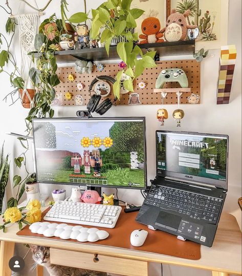 Fairycore Office Ideas, Earth Tone Pc Setup, Cottagecore Desk Aesthetic, Cottagecore Computer Setup, Cottage Core Desk Setup, Cottagecore Setup, Cottagecore Pc Setup, Cozy Gamer Girl Aesthetic, Cottagecore Desk Setup