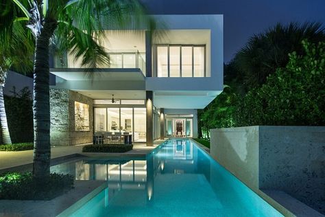 Second floor of the house cantilevered above the 25m lap pool L Shaped Pool, Small House Design Architecture, Modern Miami, Modern Small House Design, Luxury Modern Homes, Modern Pools, Living Modern, Modern Mansion, Lap Pool