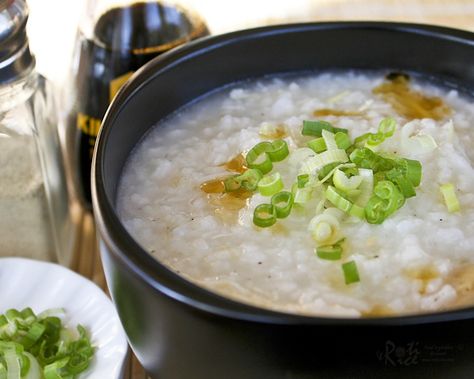 This simple and tasty Chicken Rice Porridge is so easy to prepare. It makes a delicious breakfast and is a bowl of comfort any time of the day. Chicken Rice Porridge, Congee Recipe, Hmong Food, Ww Food, Porridge Recipes, Rice Porridge, Tasty Chicken, 500 Calories, Chinese Cooking