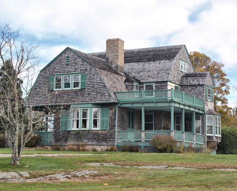 Lucius S. Landreth, a Philadelphia attorney had this cottage built on Grindstone Neck in Maine around 1892 for his family. The cottage, like so many in the colony, was designed by architect Lindley… Cedar Shake House, Winter Harbor Maine, Shingle Style Architecture, Rockport Massachusetts, Downeast Maine, Maine Cottage, Gambrel Roof, Shingle Style Homes, Shingle Siding