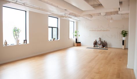 Take Yoga Classes at Breathe Yoga Studio • Toronto Yoga Class Interior Design, Yoga Center Design, Yoga Boutique, Hot Yoga Studio, Yoga Shala, Yoga Coffee, Gym Music, Meditation Studio, Healing Center