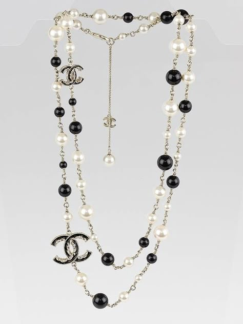 Chanel White/Black Beaded and CC Logo Long Necklace - Jewelry - CHN130516B Long Chanel Necklace, White And Black Pearl Necklace, Chanel Necklace Pearl, Chanel Long Necklace, Chanel Necklace Outfit, Chanel Outfits Women, Collar Chanel, Channel Necklace, Chanel Pearl Necklace