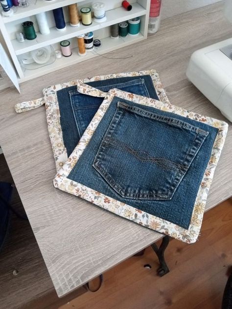 Denim Upcyclers | Pocket potholders | Facebook Jean Potholders, 2024 Ideas, Flower Art Drawing, Recycle Jeans, Denim Pocket, Denim Crafts, Acid Reflux, Repurpose, Pot Holders