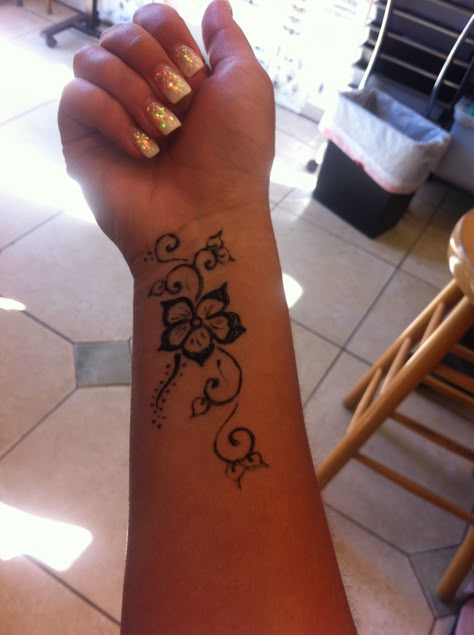 Henna tattoo, would also look awesome as a real tat! #flowerink Wrist Henna Tattoos For Women, Tattoos That Look Like Henna, Henna Inspired Tattoo Sleeve, Henna Wrist Designs, Henna On Wrist, Henna Tattoo Designs Forearm, Wrist Henna Tattoo, Matching Henna Tattoos, Summer Henna Designs