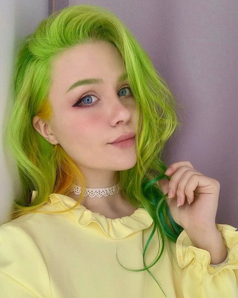 Neon Hair Color, Side Swept Hairstyles, Neon Hair, Green Wig, Inspiring People, Yellow Hair, Hair Blog, Ombre Balayage, Colored Hair