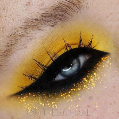 Ditte Schaal on Instagram: “A BITCH IS BACKKKKK 🎉 Oh lord, have I missed playing around with makeup! I received so much cool and exciting PR while being sick, and I…” Eyeshadow Yellow, Easy Halloween Makeup Ideas, Easy Halloween Makeup, Makeup Photos, Halloween Makeup Ideas, White Eyeliner, Crazy Eyes, Beautiful Eye Makeup, Diy Costume