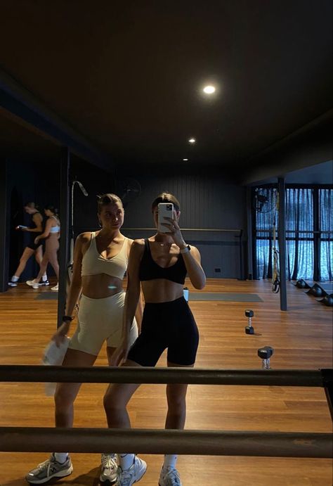 Gym Besties, Gym Girlies, Routine Inspiration, Friends Workout, Gym Partner, Flipagram Instagram, Gym Photos, How To Gain, Partner Workout