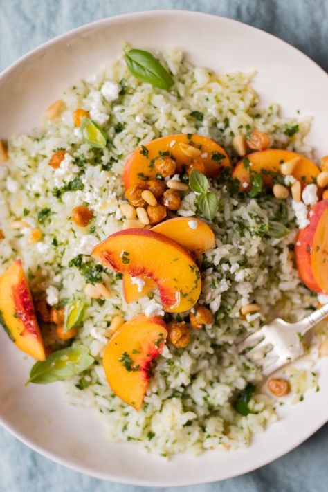 Peach Rice, Salad With Peaches, Parsley Leaves, Rice Side Dish Recipes, Cooking Jasmine Rice, Green Rice, Rice Side Dishes, Peach Salad, Toasted Pine Nuts