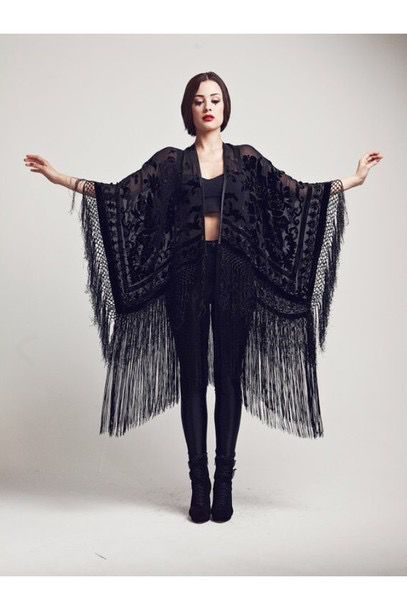 Velvet Fringe Kimono, Witchy Outfits, Bohemian Goth, Goth Hippie, Hippie Goth, Boho Witch, Velvet Fringe, Witchy Style, Witch Style