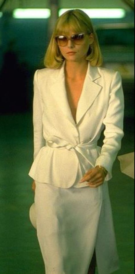 Michelle Pfeiffer in Scarface, 1983 Michelle Pfeiffer Scarface, White Skirt Suit, 1980s Fashion Trends, How To Have Style, 80s Fashion Trends, Fashion 80s, White Suit, Michelle Pfeiffer, 1980s Fashion