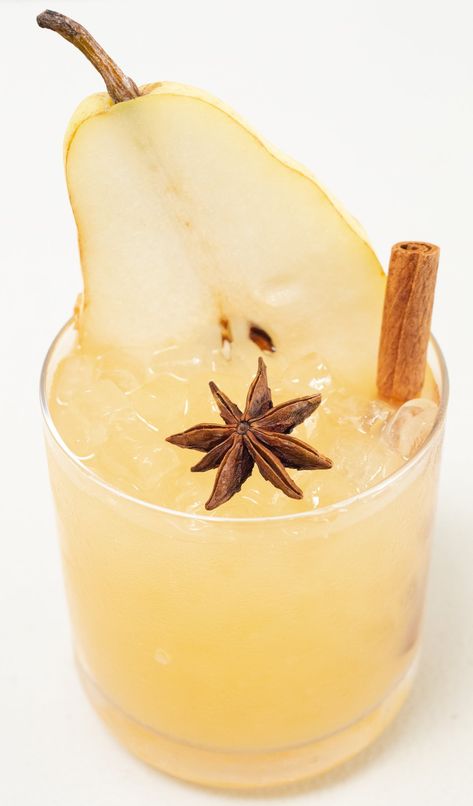 A fall cocktail with flavors of apple, pear, and cinnamon that's perfect for Thanksgiving or friendsgiving gatherings. Apple Pear Cocktail, Fall Pear Cocktail, Mock Cocktails, Pear Drinks, Pear Cocktail, Thanksgiving Cocktail, Pear Cocktails, Canned Pears, Southern Sweet Tea