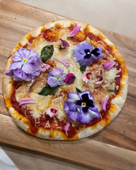 Neha Patel’s Instagram photo: “Pizza that’s too pretty to eat 🌸💗 #pizzaspread #pizzalover #edibleflowers #flowersandpizza #pizzacharcuterie #pizzaboard #pizzaaesthetic…” Art Focaccia, Flower Pizza, Themed Dinner, Dinner Party Themes, Focaccia Bread, Food Props, Supper Club, Eat Pizza, Dinner Themes