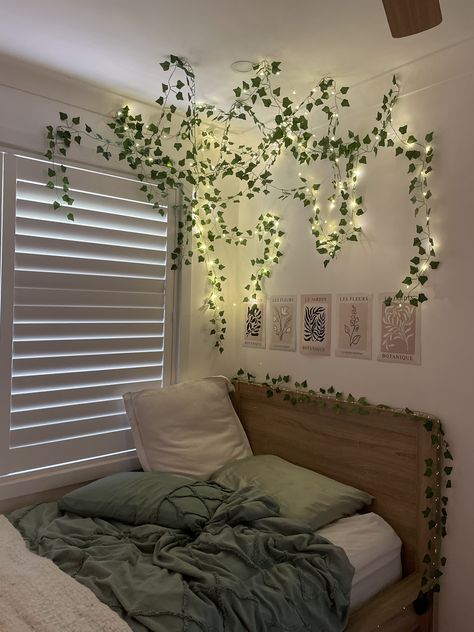 Fairy lights, sage green, bedding, shutters, vines, posters, french, bedroom, aesthetic, covers, tiktok Cute Room Ideas Aesthetic Green, Aesthetic Rooms With Plants, Fairy Themed Room Forest Bedroom, Leaf Room Decor Ideas, Sage Green Bedroom Theme, Room Decor Bedroom Aesthetic Led Lights, Bedroom Decor Vines, Room Decor With Leaves, Sage And Beige Bedroom