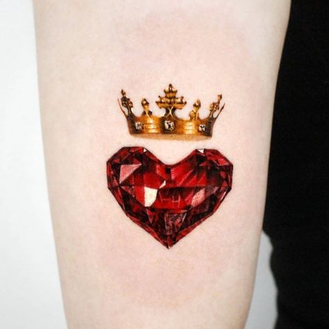 Golondrinas Tattoo, Ruby Tattoo, Jewelry Tattoo Designs, Queen Of Hearts Tattoo, Jewel Tattoo, Sweet Tattoos, Tasteful Tattoos, Mini Tattoo, Crown Tattoo