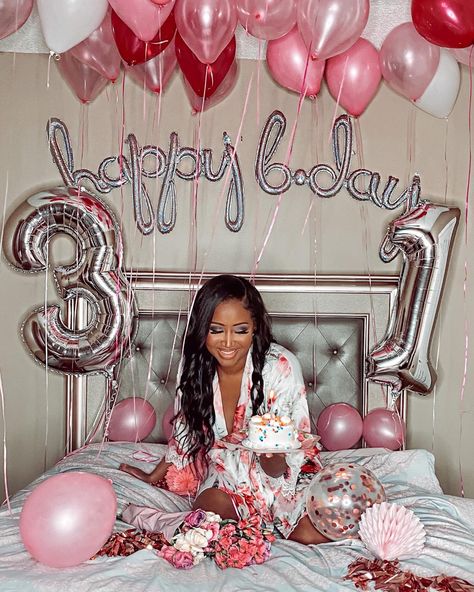 Diy Bedroom Birthday Photoshoot, Balloon Birthday Pictures, Birthday Cake In Bed Photoshoot, Birthday Picture Ideas Bed, Birthday Bed Pictures, Birthday Shoot In Bed, Birthday In Bed Photoshoot Ideas, Birthday Bed Photoshoot Ideas, 31 Years Birthday Ideas