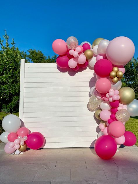 Grad Picture Backdrop, Cosmetology Grad Party, Pink Cowgirl Graduation Party, Grad Party Picture Ideas, Balloon Arch For Graduation Party, Grad Party Balloon Ideas, Pink And Purple Graduation Party, Bright Color Graduation Party, Pink Graduation Decorations