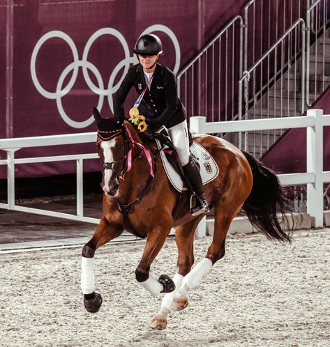 Julia Krajewski on Amande de B'Neville (Germany) 🥇 Individual eventing • Tokyo 2020 Olympics #equestrian Equestrian Olympics, Olympics Aesthetic, 2020 Olympics, Tokyo 2020, Sporty Girls, Body Reference, Summer Olympics, Action Poses, Sports Photography