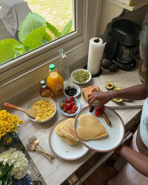 a cozy cabin weekend with the girls is always a good idea 💐💛 Cabin Trip Food Ideas, Girls Cabin Trip Ideas, Getaway Cabin Aesthetic, Cabin Vacation Aesthetic, Cabin Getaway Aesthetic, Girls Weekend Aesthetic, Cabin Weekend Ideas, Girls Cabin Weekend Ideas, Cabin Trip Aesthetic