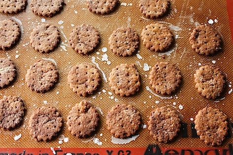 whole wheat pretzel crackers #recipe, via goodfoodstories.com - like the townhouse half pretzel crackers Pretzel Crackers Recipe, Snacking Board, Pretzel Crackers, Crackers Homemade, Make Your Own Crackers, Baking Healthy, Crackers Recipe, Homemade Crackers, Malted Milk