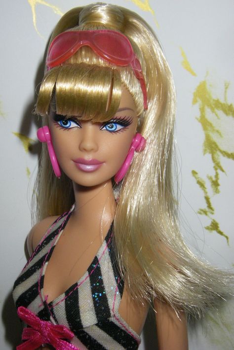 Barbie 50th Anniversary Barbie Dolls Aesthetic, Dolls 2000s, Barbie Inspiration, 2000s Barbie, Barbie Nostalgia, Dolls Aesthetic, Pretty Barbie, 90s Barbie, Mickey Mouse Images