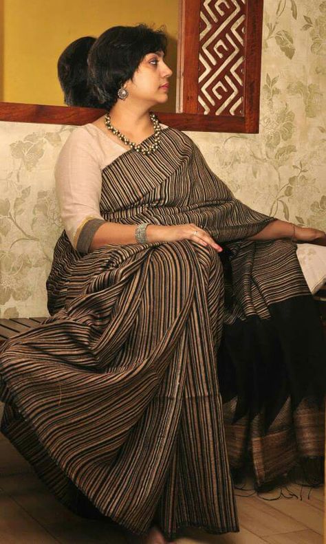 Saree With Short Hair, Striped Blouse Designs, Traditional Saree Blouse Designs, Desinger Dresses, Fabric Sofa Cover, Saree Blouses Designs, Easy Dress Sewing Patterns, Cotton Saree Blouse Designs, Kids Blouse Designs