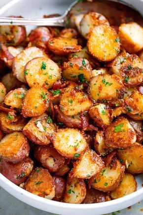 Roasted Garlic Butter Parmesan Potatoes, Garlic Butter Parmesan Potatoes, Butter Parmesan Potatoes, Parmesan Potato Recipe, Roasted Garlic Butter, Parmesan Roasted Potatoes, Garlic Roasted Potatoes, Fest Mad, Pasta Vegetariana