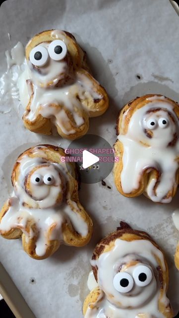 The VB Picnic Co.✨PARTY INSPO🪩 on Instagram: "CINNAMON ROLL GHOSTS 👻✨👀 use store bought cinnamon rolls, unroll 2/3s of the roll and form into 3 pleats for the bottom of your ghosts. Bake less than directed (they cook faster), top with white icing, and candy eyeballs 👀 comment “ghost” to be sent the link to the candy eyeballs 👀   #summerween #halloween #halloweentreats #halloweendesserts #spookyseason #pumpkinseason  #ghostcinnamonrolls #ghostcinnamonbuns #fallaesthetic #pumpkinspice #fallrecipes #cutehalloween #falldesserts #halloweenparty #halloweenpartyideas" Cinnamon Roll Ghosts, Ghost Cinnamon Rolls, Halloween Cinnamon Rolls, Store Bought Cinnamon Rolls, Candy Eyeballs, Happy Haunting, Halloween Recipe, White Icing, Fun Foods