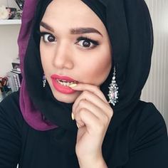 If your earrings are on point, you’ll want to show them off. | 16 Absolutely Gorgeous Ways To Tie Your Hijab Hijab Headpiece, Middle Eastern Makeup, Eastern Makeup, Hijab Ideas, Turban Hijab, Chiffon Hijab, Hijab Fashionista, Hijab Pins, Safety Pin Earrings