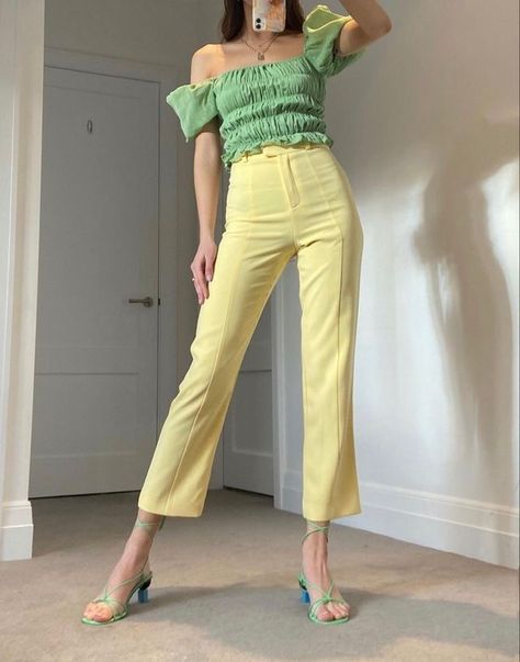 Light Yellow Jeans Outfit, Light Yellow Pants Outfit, Yellow Trousers Outfit, Yellow Jeans Outfit, Yellow Pants Outfit, Outfit Trabajo, Colored Pants Outfits, Summer Pants Outfits, Color Blocking Outfits