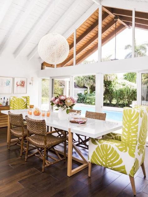 Bright, open coastal dining space with fun textures and patterns Man Home Decor, Chic Beach House, Beach House Interior Design, Tropical Home Decor, Home Beach, Beach House Interior, Beach House Design, Design Apartment, Beach Cottage Style