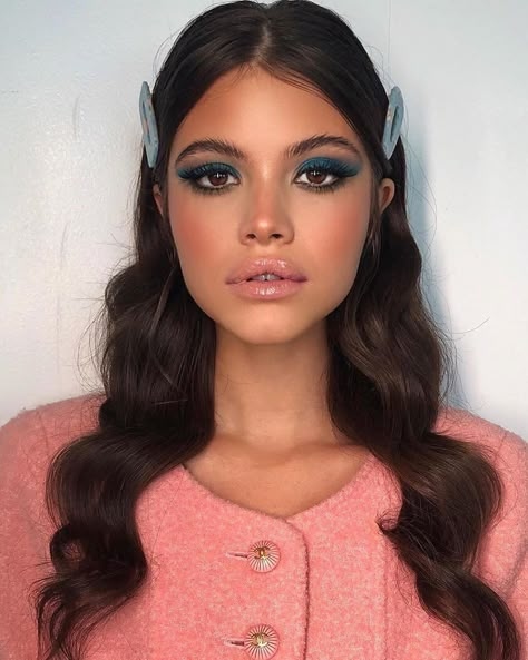 Bold Makeup Brown Eyes, Spring 2024 Makeup Trends, Soft Summer Makeup, Vogue Makeup, Monochrome Makeup, Modern Makeup, Retro Makeup, Makijaż Smokey Eye, Makeup Fashion