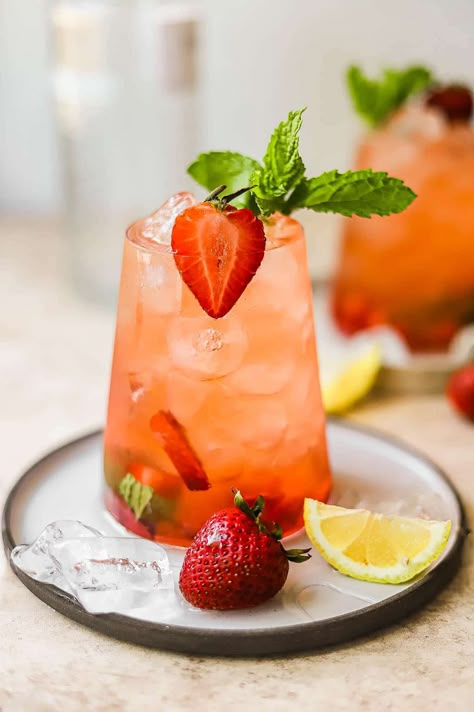 Strawberry Gin Lemonade Gin Lemonade, Vegetable Cocktails, Gin And Lemonade, Easy Summer Cocktail Recipes, Strawberry Gin, Easter Cocktails, Easy Summer Cocktails, Batch Cocktails, Gin Cocktail Recipes