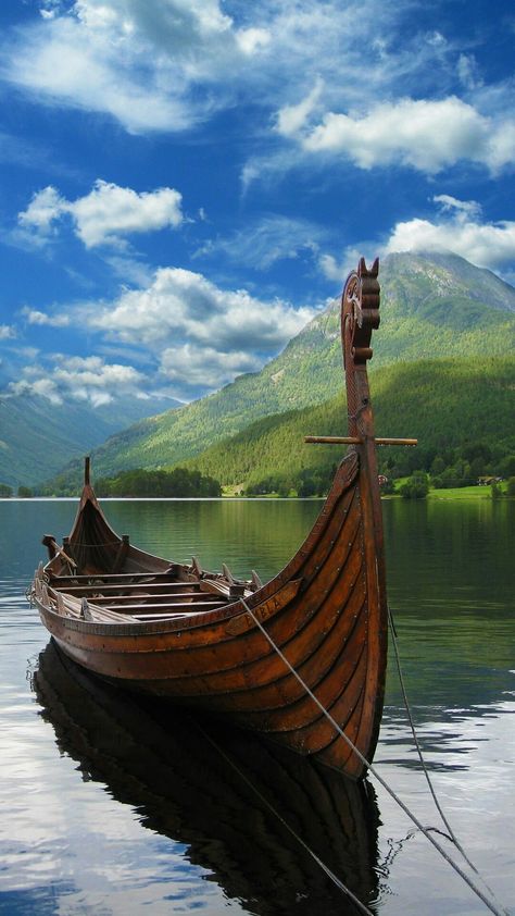 Barco Viking, Viking Ancestry, Viking Books, Viking Longship, Viking Village, Old Sailing Ships, Viking Life, Cool Boats, Viking Ship