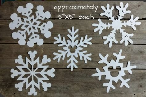 Paper Snowflake Patterns, Hotel Window, Scrapbook Christmas, Disney Christmas Decorations, Disney Room Decor, Disney Christmas Tree, Disney Layouts, Snowflake Template, Christmas Cutouts