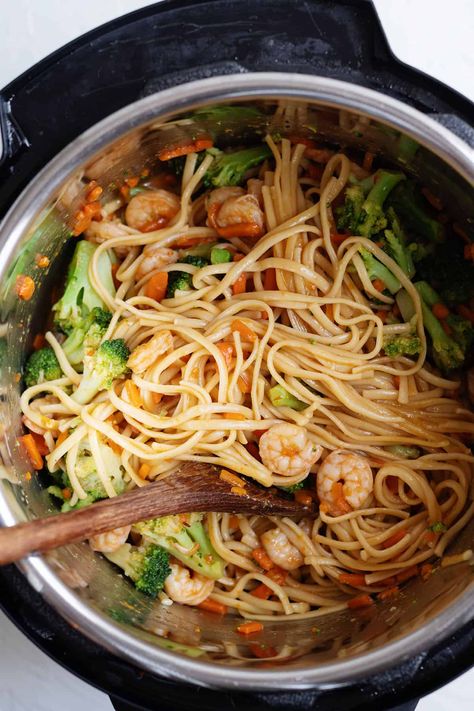 This shrimp lo mein is so easy and super quick, thanks to the Instant Pot! Everything cooks together, even the pasta! #instantpot #shrimp Mac And Cheese Instant Pot, Instant Pot Lo Mein, Instant Pot Pasta Recipes, Pot Pasta Recipes, Shrimp Lo Mein, Instant Pot Shrimp, Instant Pot Mac And Cheese, Instant Pot Pasta, Bruschetta Chicken Pasta