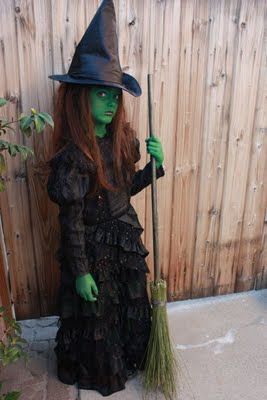 Could I make this for Tate's Halloween costume this year????? Hmmm.....Halloween 09: Princess as Elphaba | This Mama Makes Stuff Diy Costumes For Kids, Scary Witch Costume, Elphaba Costume, Wicked Witch Costume, Kids Witch Costume, Witch Costume Diy, Halloween Trends, Scary Witch, Witch Costumes