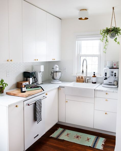 Tiny White Kitchen, Small Square Kitchen, Safavieh Furniture, Square Kitchen, St Sebastian, Tiny House Kitchen, Tiny Kitchen, Cottage Kitchen, Side Table Wood