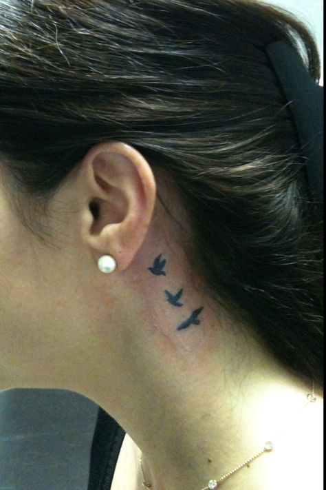 Like the placement & the tattoo Neck Bird Tattoo, Neck Tattoos Women Side, Tattoo Placement Hip, Small Dove Tattoos, Bird Tattoo Neck, Tattoo Birds, Small Neck Tattoos, Small Tattoo Placement, Kate Stewart