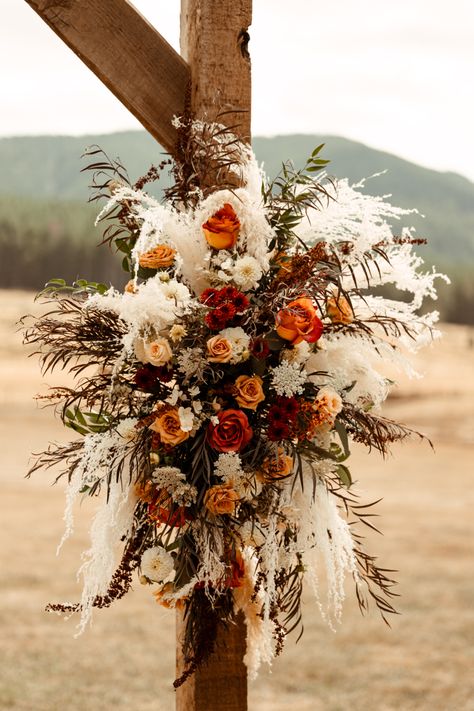 Beginning Of Aisle Wedding Decor, Western Floral Arrangements, Western Wedding Centerpieces, Arbor Flowers, Tiny Bouquet, Fall Wedding Color Schemes, Western Style Wedding, Western Themed Wedding, Peacock Wedding Theme