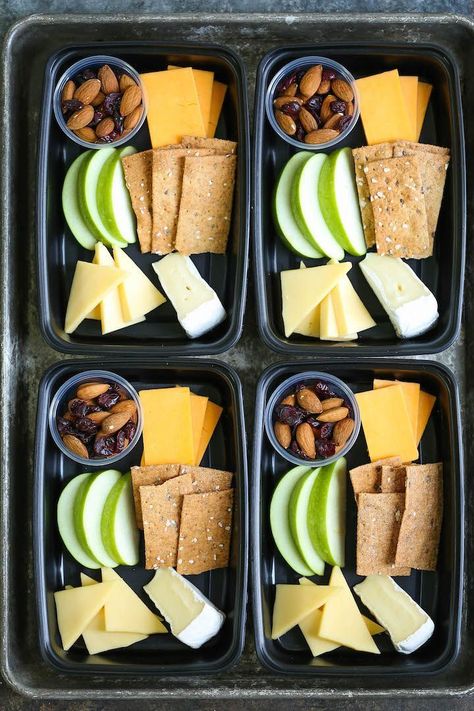 Copycat Starbucks Cheese and Fruit Bistro Box - Prep for the week ahead! Perfect to refuel and snack with cheese, crackers, apples, cranberries and almonds! Bistro Box, Menu Sarapan Sehat, Cheese And Fruit, Copycat Starbucks, Work Lunches, Diet Vegetarian, Healthy Lunches, Lunch Meal Prep, Cheese Crackers