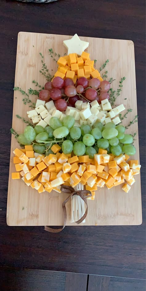 Cheese And Grape Christmas Tree, Cheese And Grape Charcuterie Board, Easy Christmas Cheese Board, Fruit Appetizers Christmas, Cheese Grapes Platter, Christmas Fruit And Cheese Platter, Cheese And Cracker Christmas Platter, Fruit Christmas Platter, Christmas Cheese And Cracker Tray Ideas