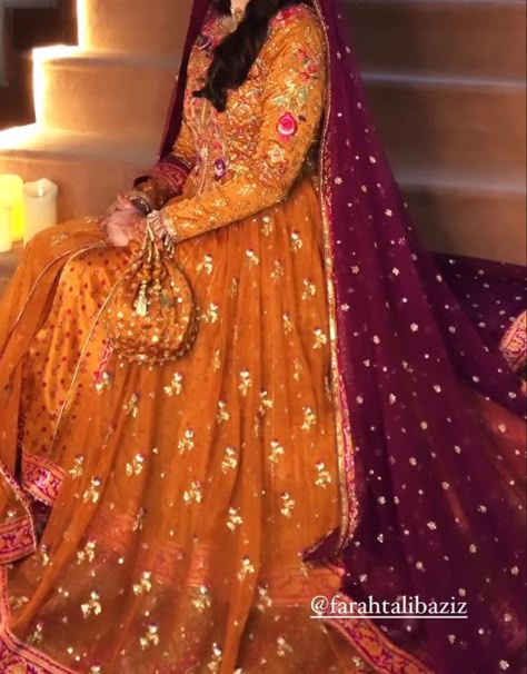 Orange Mehndi Dress Pakistani, Orange Contrast Colors Dress, Mehndi Dress Ideas For Bride, Orange Mehndi Dress, Bride Mehndi Dress, Mehndi Dresses Bridal, Mehndi Bride Dress, Mehndi Dress For Bride, Mayon Dresses