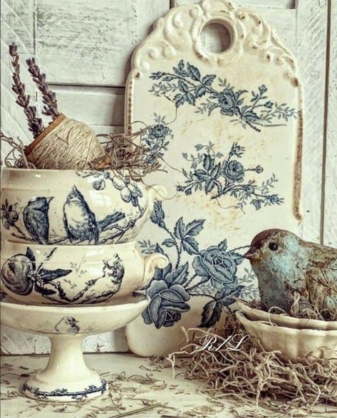 Vintage Booth Display, Blue White Decor, Blue Cottage, Keramik Design, Pretty Decor, Blue And White China, French Country Cottage, Bird Decor, Antique China