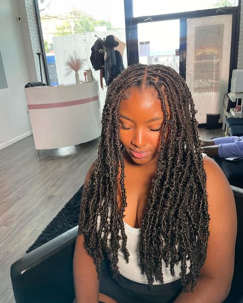 18” Butterfly locs in color 4 Use the code “school” for $20 off soft locs and distressed locs • Must use code for discount - Sale ends August 15th ⁃ Located in Queens, NY📍 • • - • • • • #invisiblelocsnyc #nychairstylist #softlocsny #knotlessbraidsnyc #distressedlocsnyc #nitalocsny #butterflylocsny #fauxlocsny #locsbynayy #retwistnyc Mid Back Faux Locs, Soft Butterfly Locs, Distressed Butterfly Locs, Distressed Locs, Soft Locs, Butterfly Locs, Queens Ny, Protective Style, Locs Hairstyles