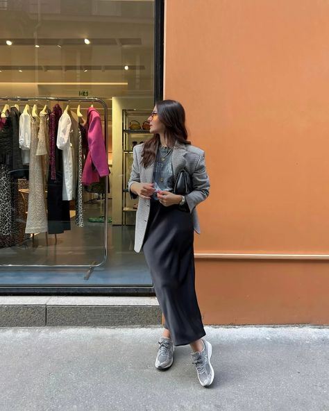 Gonna lunga e maglietta in 8 idee moda da copiare | Vogue Italia Satin Outfit, New Balance Outfit, Satin Blazer, Italy Outfits, February 13, Vogue Korea, Vogue Italia, Refashion Clothes, Blazer Outfits