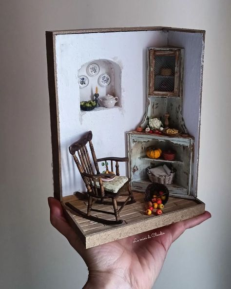 Le Mini Di Claudia on Instagram: “Another scrapbooking suitcase 📋📌✂️🖌️✏️💼😊 #dollshouseminiatures #leminidiclaudia#dollhouseminiature #lovelylittleminiatures #craft…” Diy Diorama Ideas, Diorama House, Room Boxes Miniature Dioramas Diy, Miniature Room Boxes, Miniature Houses Books, Shadow Box Miniatures Scene, Dollhouse Shadow Box Miniature Rooms, Christmas Diorama, Room Box Miniatures