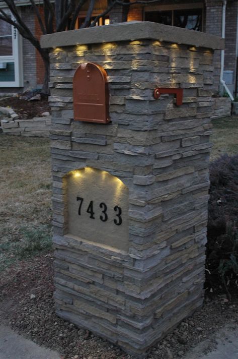 I love this! Pillar Mailbox Ideas, Brick Mailbox Designs Driveway Entrance, Built In Mailbox Ideas, Fancy Mailbox Ideas, Mailbox Ideas Stone, Rock Mailbox Ideas, Lighted Mailbox, Stone Mailbox Ideas, Mailbox Column