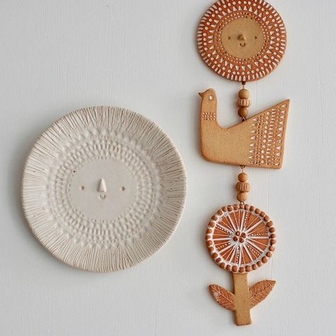 Sun Bird, Eye Decor, Clay Wall, Ceramics Ideas Pottery, Camping Crafts, Pottery Designs, Pottery Studio, Diy Clay, Stoneware Clay